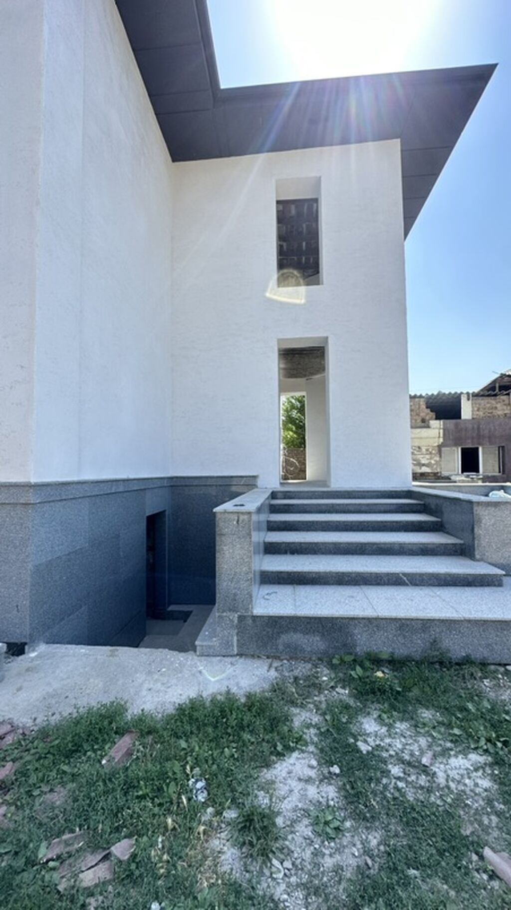 Продаю дом в Ак Орго двухэтажный современный дом. 280 кВ.м От трассы