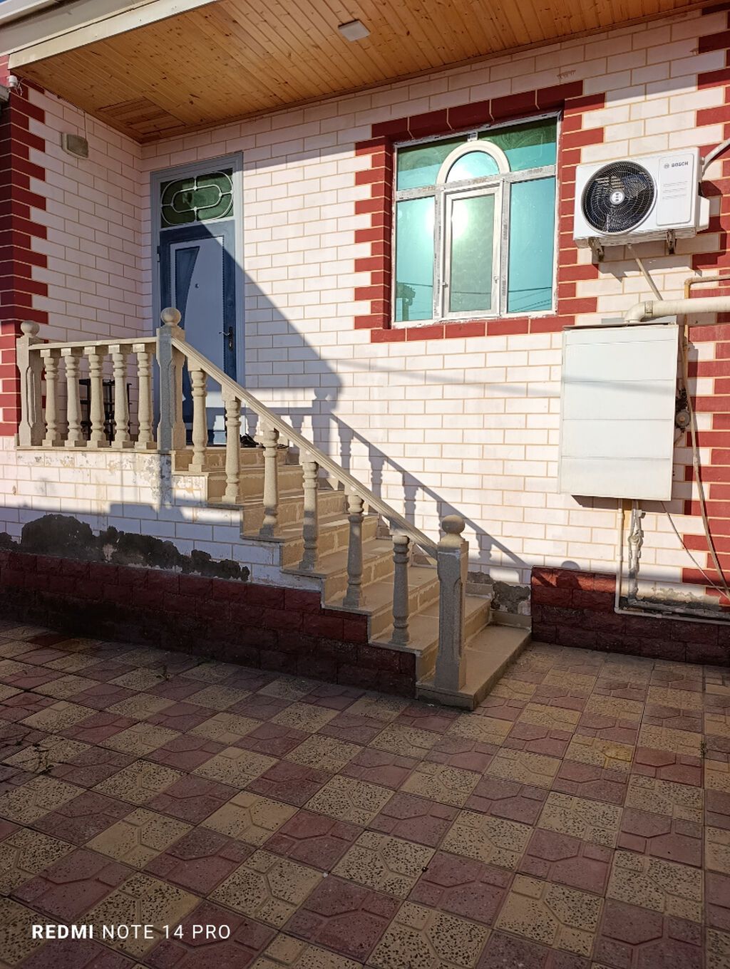 Salam. Ev 120 m², 4 otaqdan ibarətdir. Zabrat 1 də 307 nömrəli