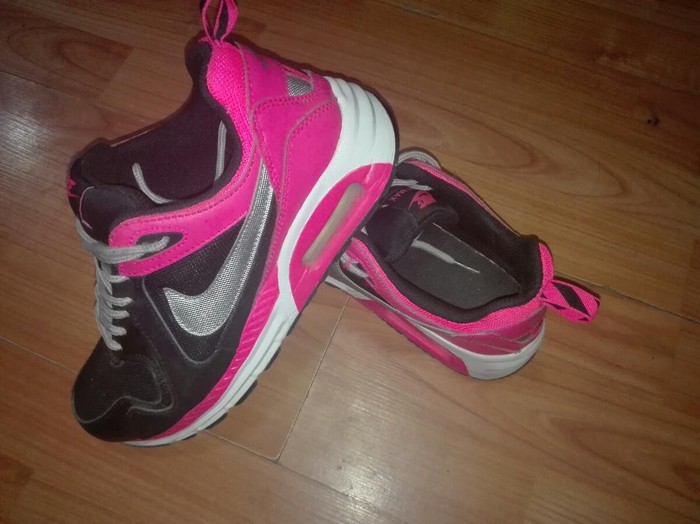 Ženska patike i atletske cipele: Nike original kao nove,kratko nošene
br 37,5 na lalafo.rs Nike original kao nove,kratko nošene
br 37,5 - Cuprija