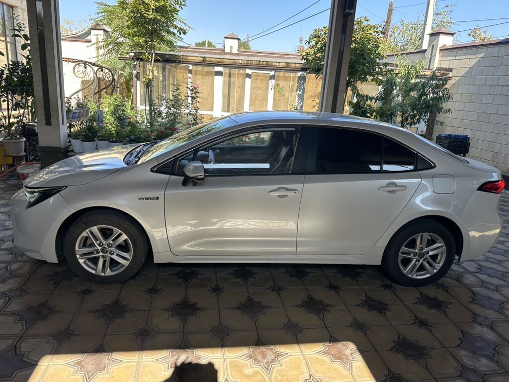 Toyota Corolla: 2021 г., 1.8 л, Автомат, Гибрид, Седан: фото 2