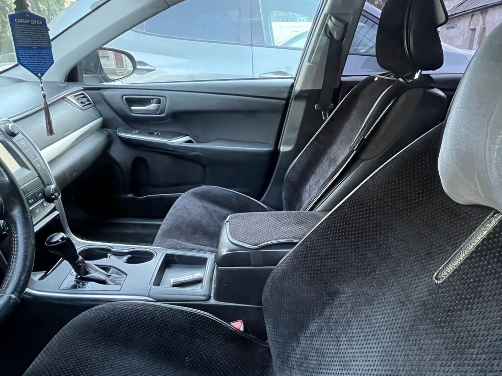 Toyota Camry SE, черный седан бизнес‑класса. Кузов и экстерьер: -: фото 6