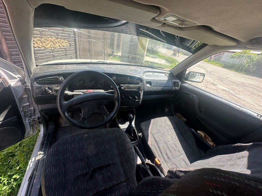 Volkswagen Vento: 1993 г., 1.8 л, Механика, Бензин, Хэтчбэк: фото 2