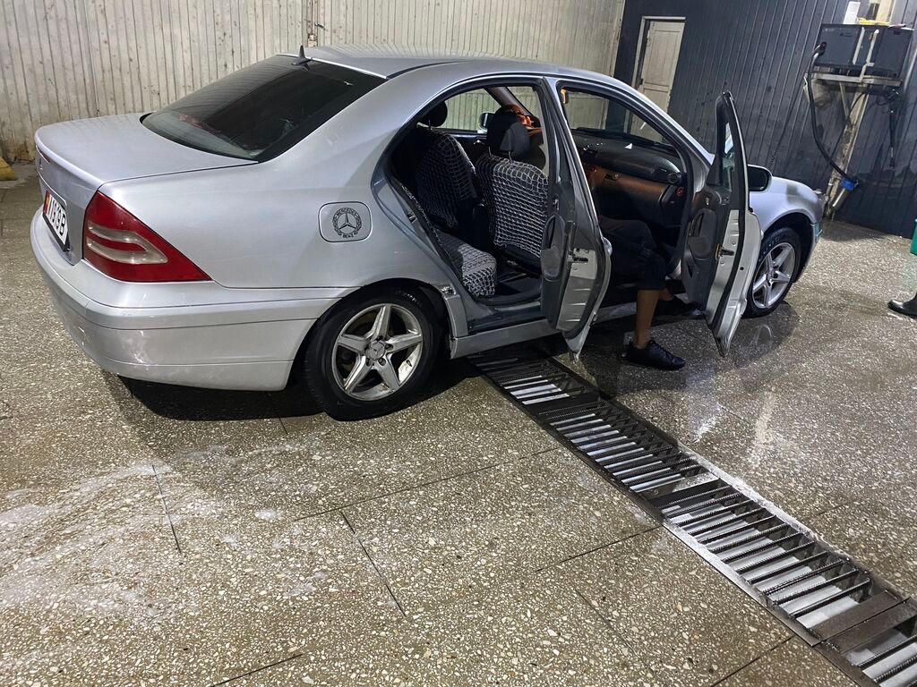Mercedes-Benz C-Class: 2000 г., 2 л, Механика, Бензин, Седан: фото 2