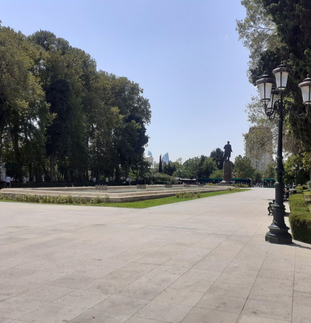 Şəhərin 28 may ərazisində,,,Səməd Vurğun parkı qarşısında 5mərtəbəli