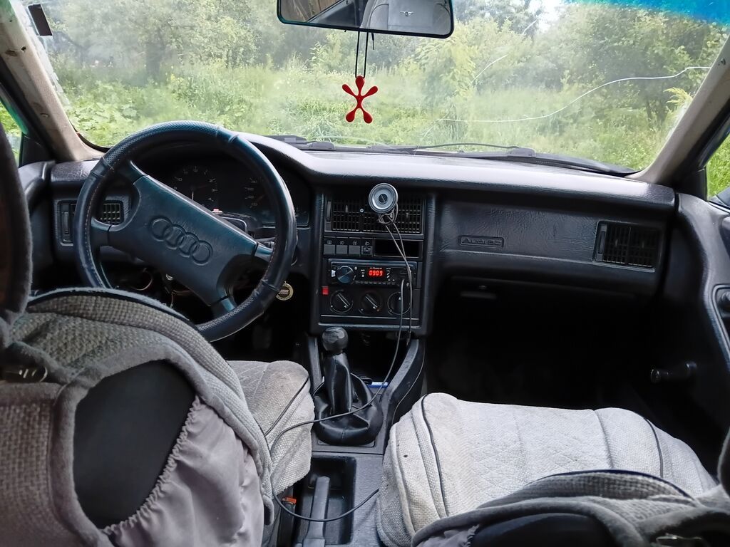 Audi 80: 1992 г., 2 л, Механика, Бензин, Седан: фото 1