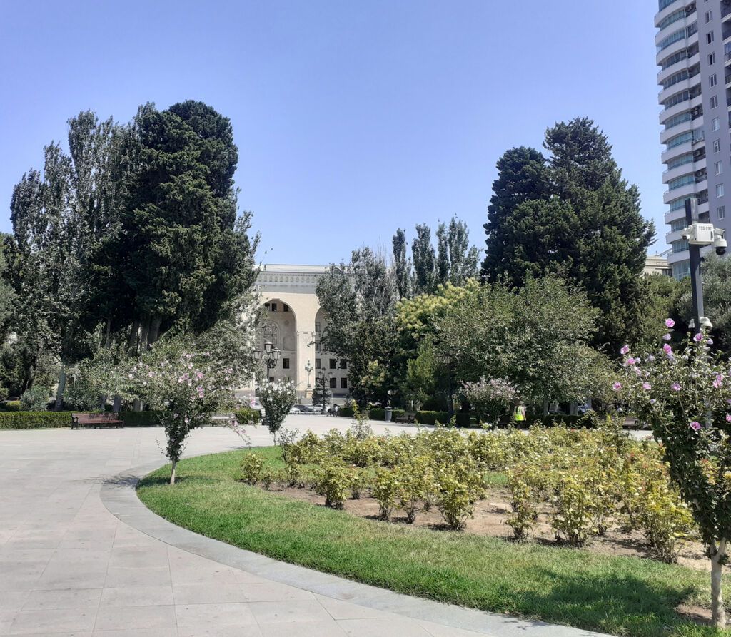 Şəhərin 28 may ərazisində,,,Səməd Vurğun parkı qarşısında 5mərtəbəli
