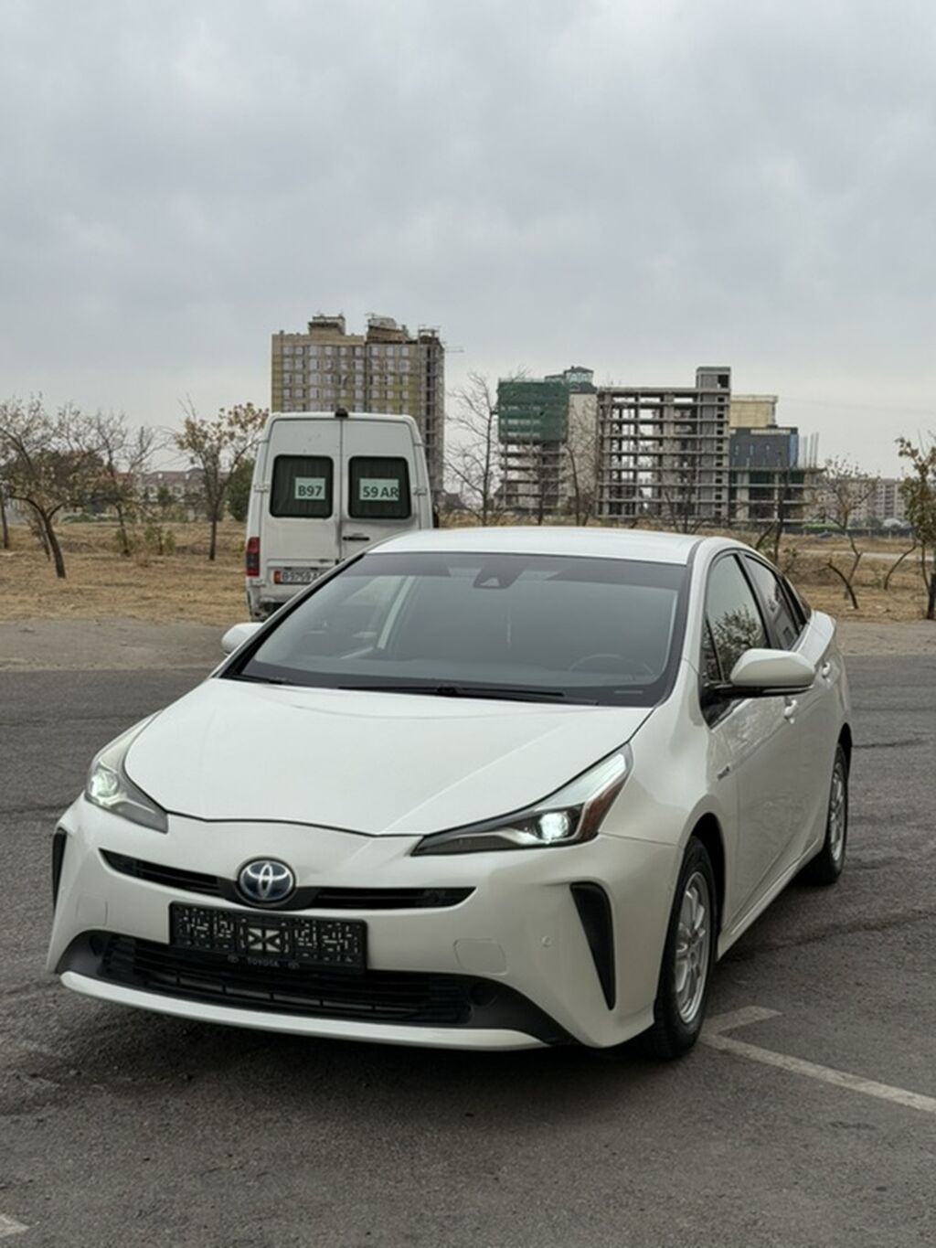 Toyota Prius: 2020 г., 1.8 л, Вариатор, Гибрид, Хэтчбэк: фото 1