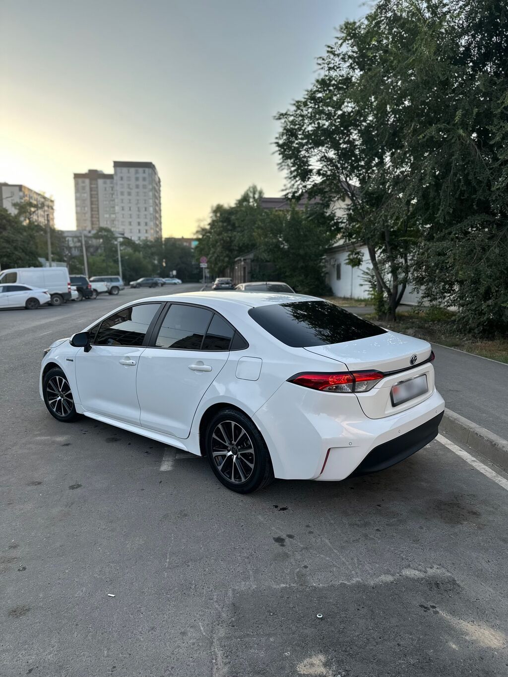 Toyota Corolla: 2023 г., 1.8 л, Вариатор, Гибрид, Седан: фото 2