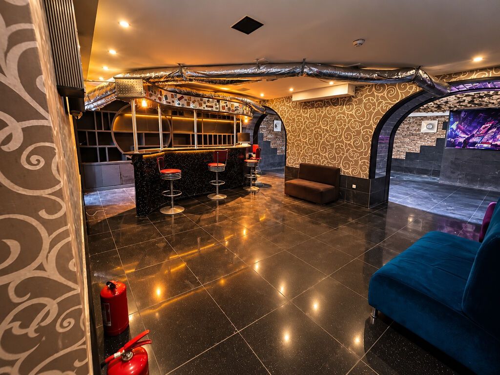 MƏRKƏZDƏ — Xəqani küçəsində icarəyə verilir: 101.6 m² kommersiya
