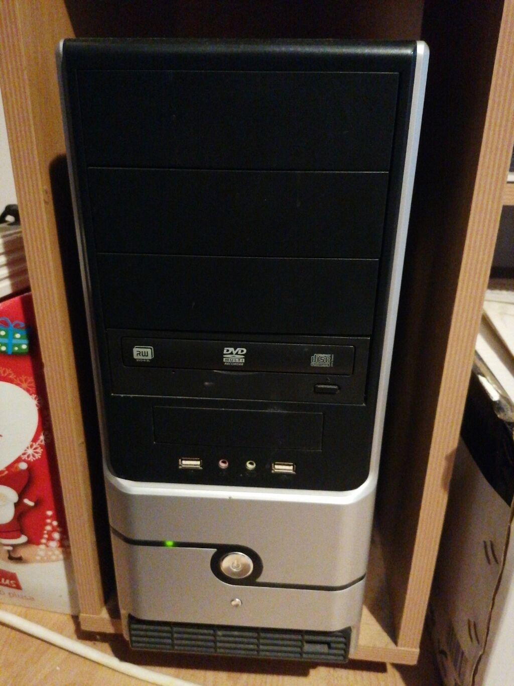 Desktop računari i radne stanice: Prodaje se Kompjuter sa instaliranimProfesional Windows7, uz njega