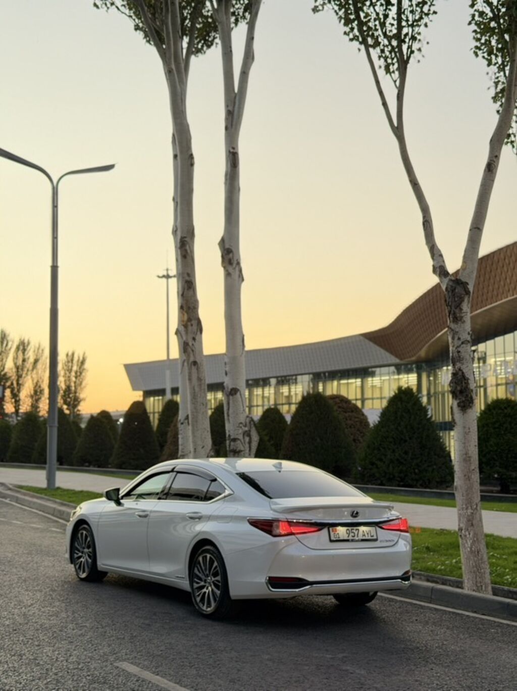 Lexus ES: 2022 г., 2.5 л, Автомат, Гибрид, Седан: фото 4