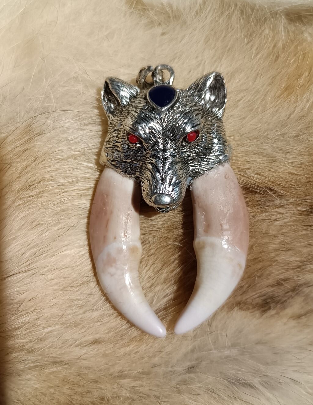 Клык волка с головой из металла