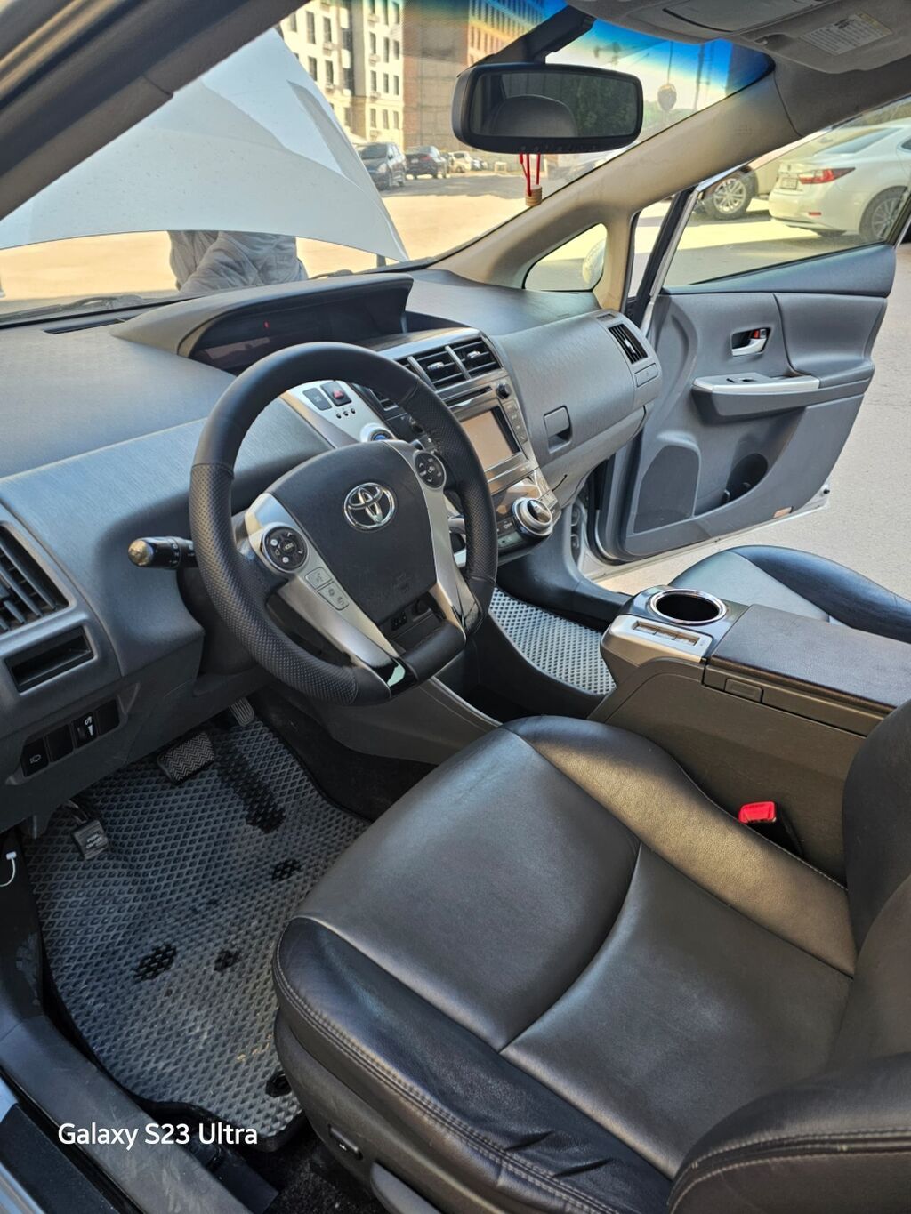 Toyota Prius V: 2013 г., 1.8 л, Автомат, Гибрид, Универсал: фото 3