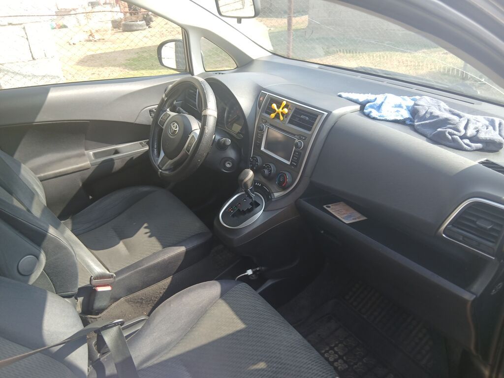 Toyota Verso: 2011 г., 1.3 л, Автомат, Бензин, Универсал: фото 3