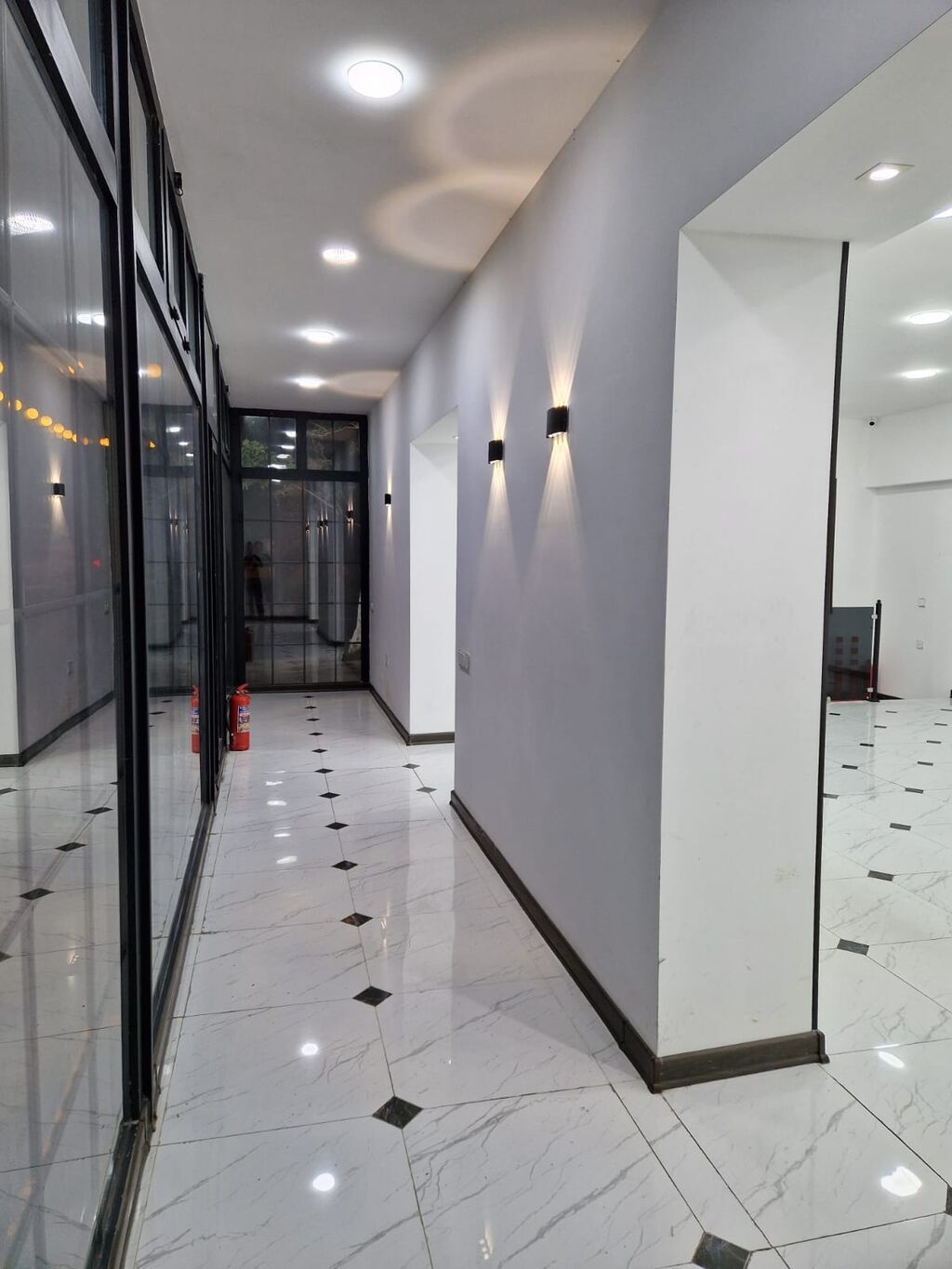 Ümumi 105 kvdır 1ci mərtəbə 75 kv zirzəmi isə 30 kvdır,qarışısında
