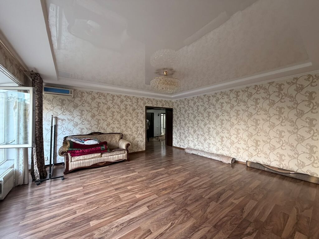 4 комнаты, 135 м², Цум 3 этаж, Старый ремонт: фото 2