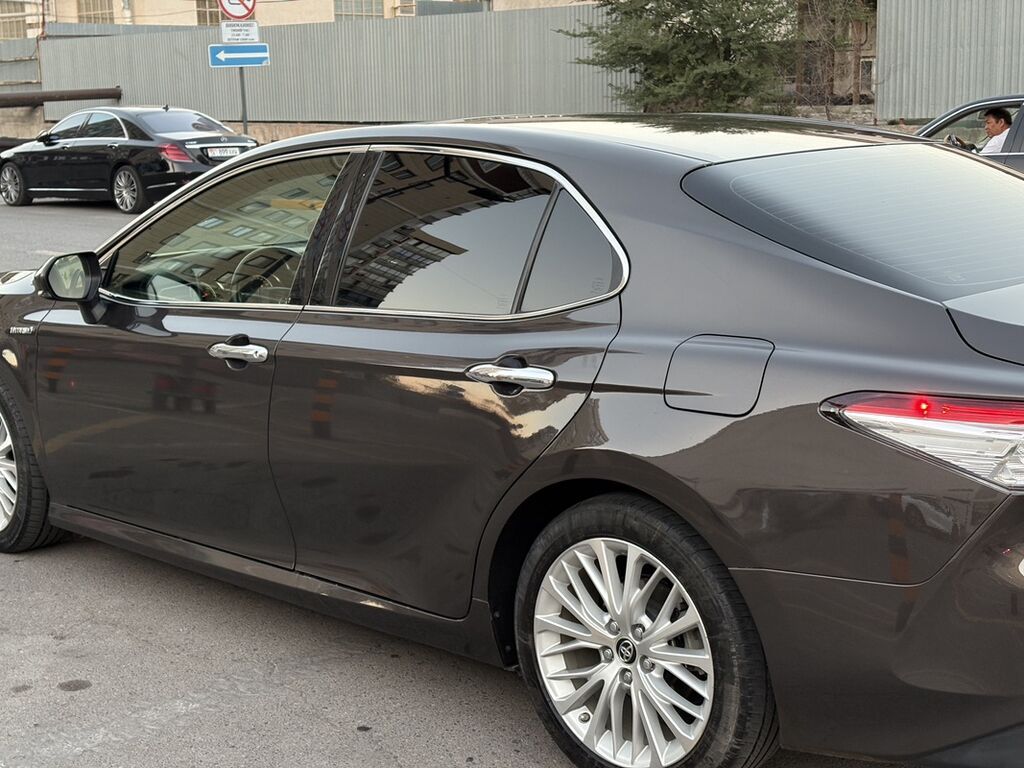 Toyota Camry: 2018 г., Гибрид, Седан: фото 2