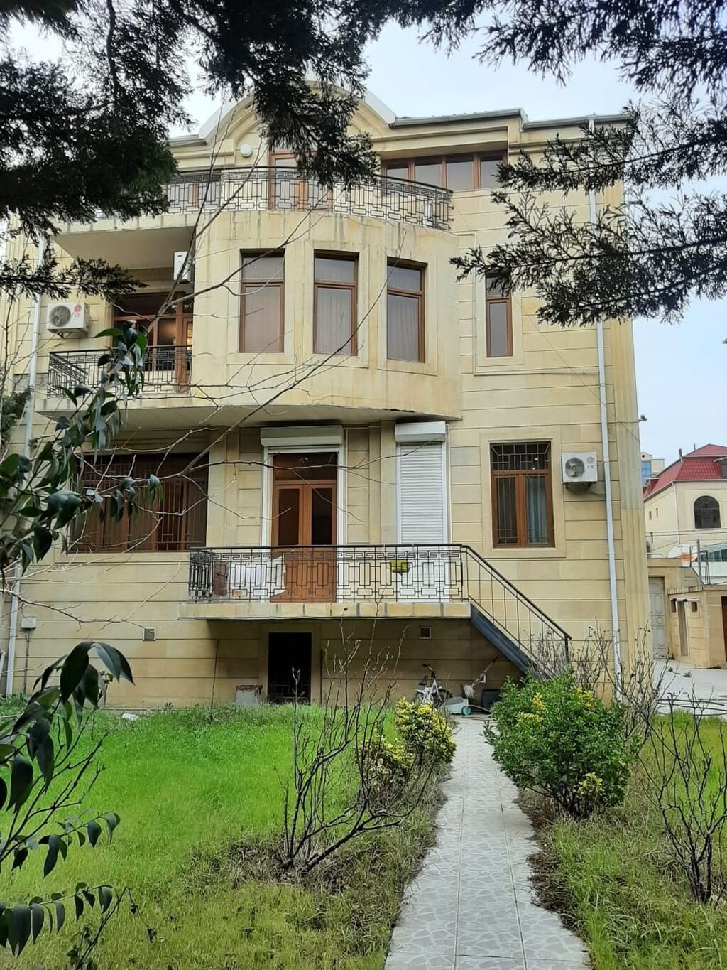 T. Əliyev küçəsində. Mülkiyyətdə 650m² olan. 7 sotda 4mərtəbəli 8