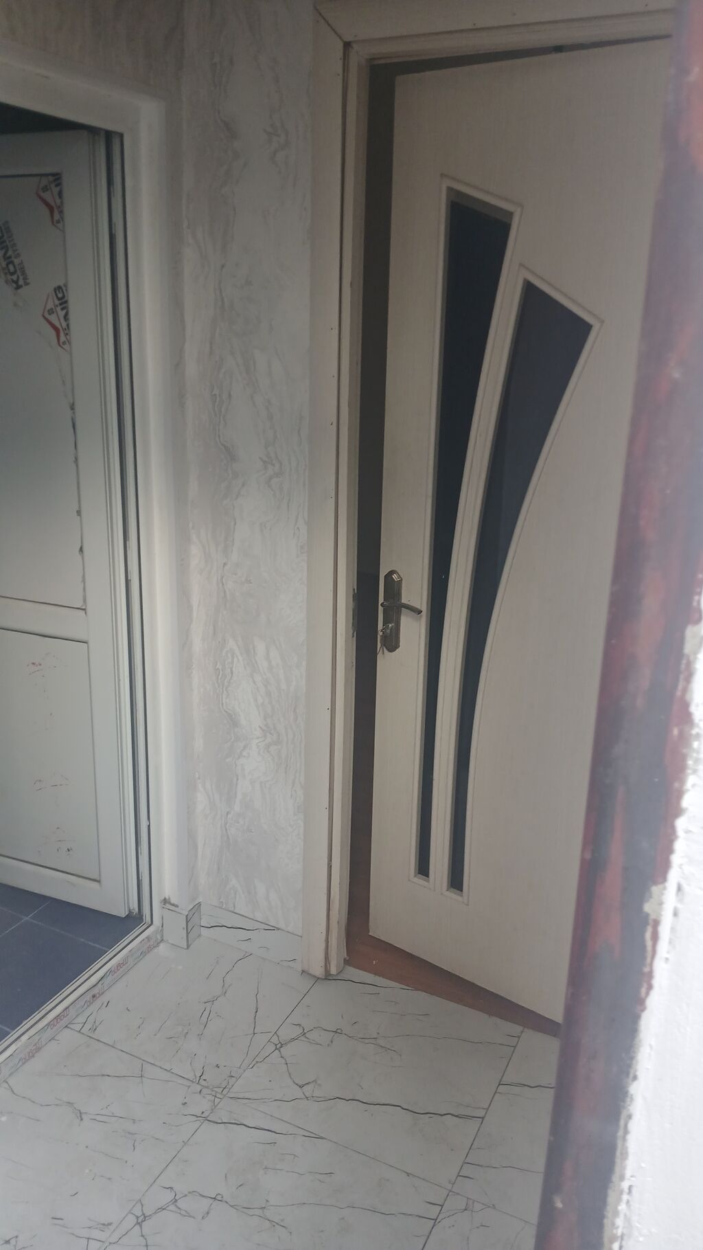 Salam ev bilecerde duz sev al marketin yanind yerlesir 1 otaq kuxna