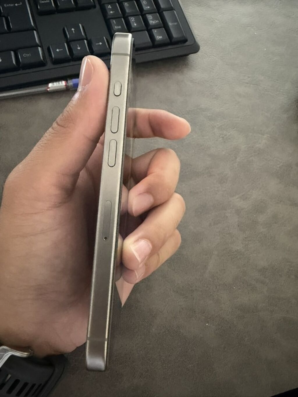 IPhone 15 Pro, Б/у, 256 ГБ, White Titanium, Защитное стекло, Чехол, Кабель, 95 % — фото 3