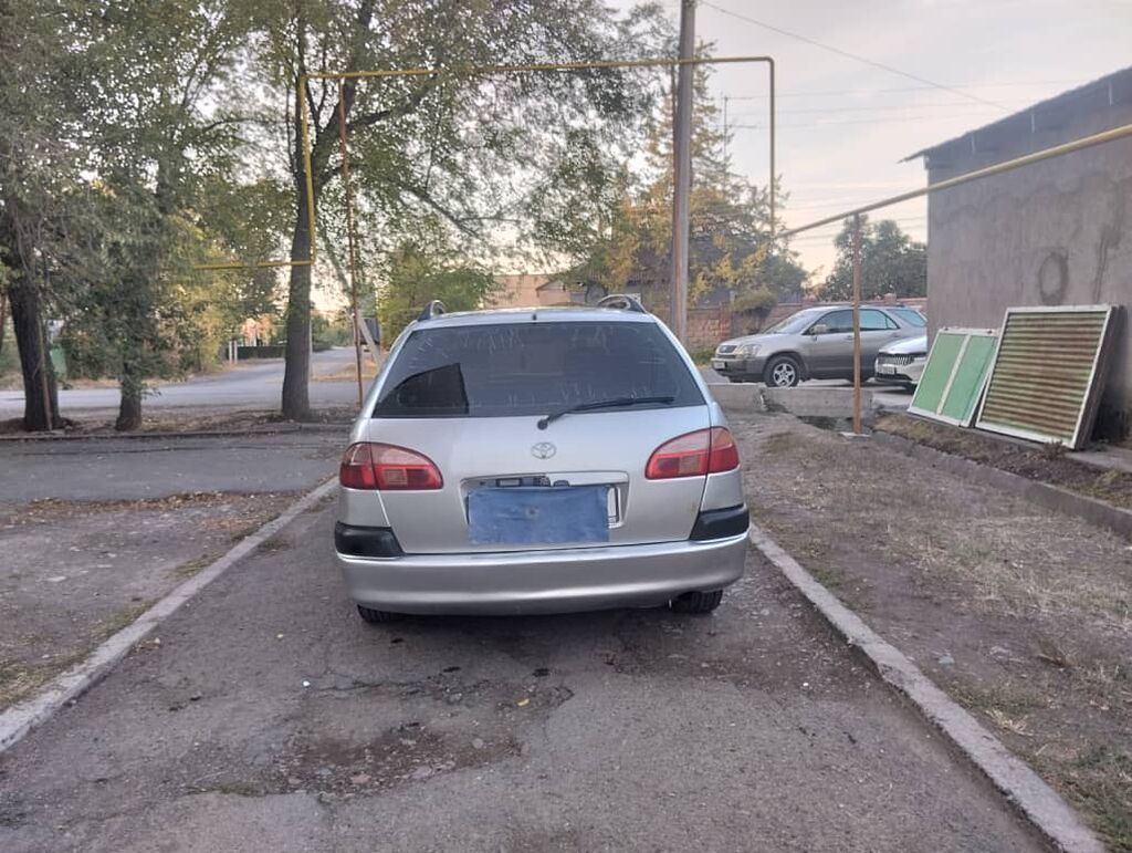 Toyota Avensis: 2001 г., 1.8 л, Механика, Бензин, Универсал: фото 2
