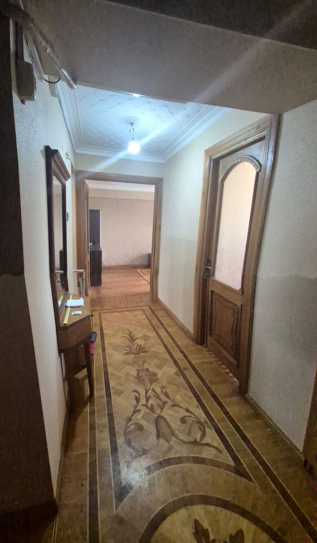 Mərkəzdə, dənizkənarı bulvar və hökumət binalarına açıq mənzərəli