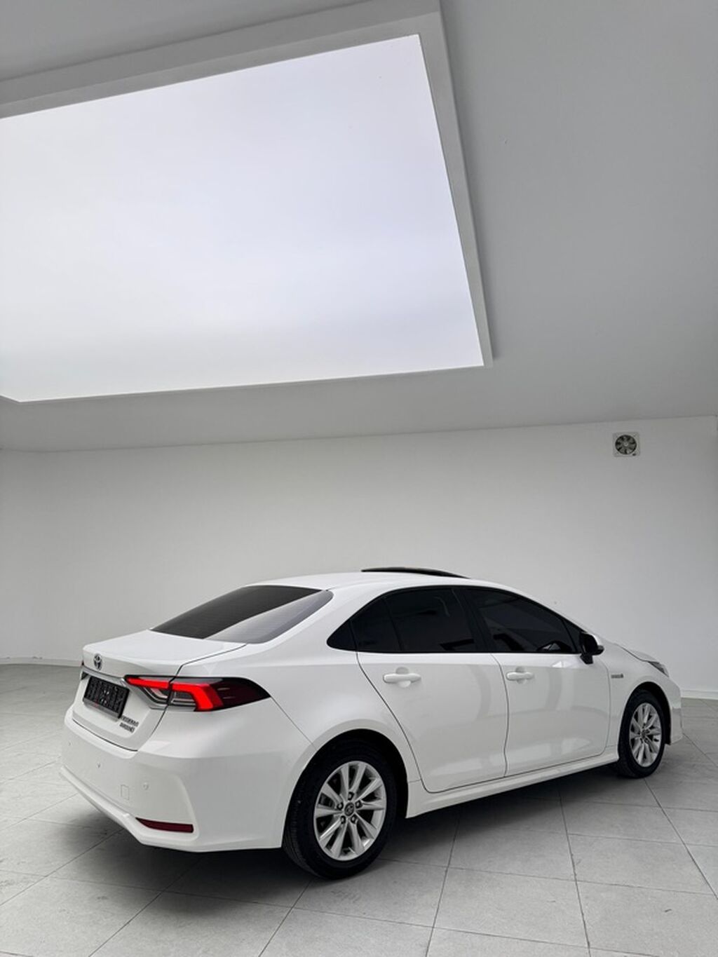 Toyota Corolla: 2023 г., 1.8 л, Автомат, Гибрид, Седан: фото 2