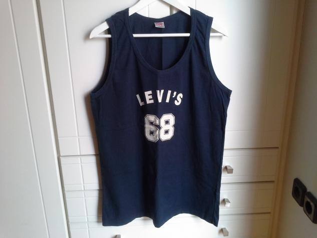 Αθλητικά ρούχα: Levi's αμανικη μπλουζα (unisex) χρωματος μπλε σκουρο και μεγεθους L. σε lalafo.gr Levi's αμανικη μπλουζα (unisex) χρωματος μπλε σκουρο και μεγεθους L. σε Αθήνα
