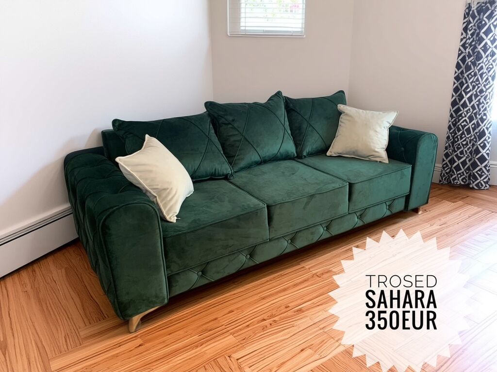 Sofe i kaučevi: Prostrana zelena sofa sa tri sedišta, presvučena somotom. Dizajnirana