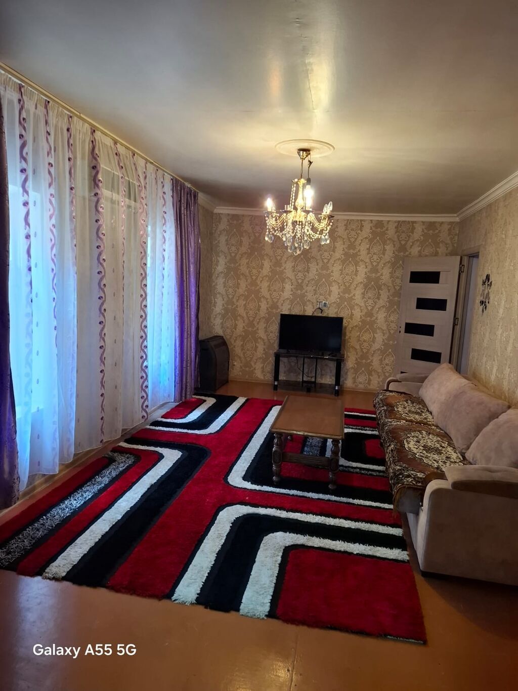 Salam ev Saray qəsəbəsində yerləşir.Saray İnternatın kuruquna yaxın