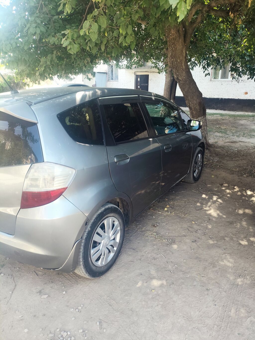 Honda Fit: 2010 г., 1.4 л, Механика, Бензин, Хэтчбэк: фото 5