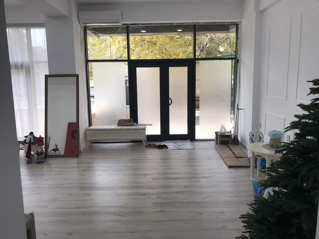 Satılır işıqlı və geniş kommersiya sahəsi - Açıq planlı, hündür