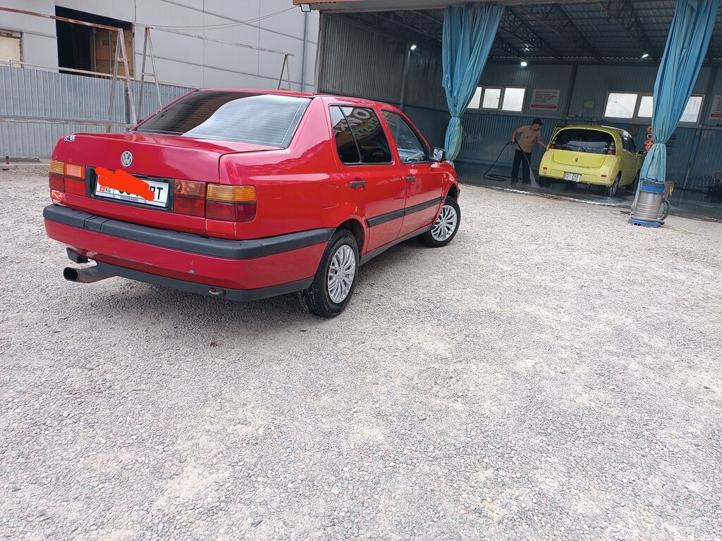 Volkswagen Vento: 1993 г., 1.8 л, Механика, Бензин, Седан: фото 4