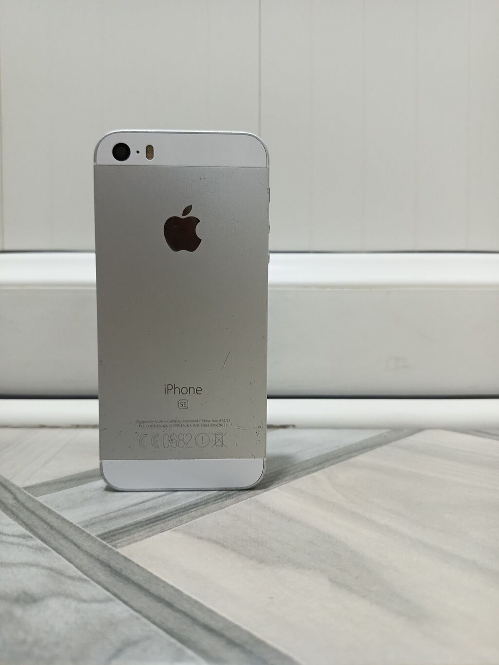 Телефон рабочий надо поменять АКБ будет работать IPhone SE (1‑го: фото 1