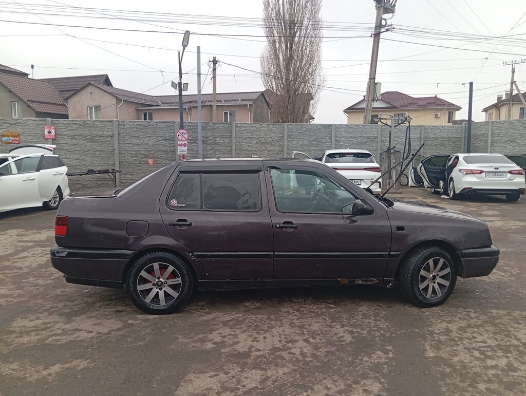 Volkswagen Vento: 1992 г., 1.8 л, Механика, Бензин, Седан: фото 4