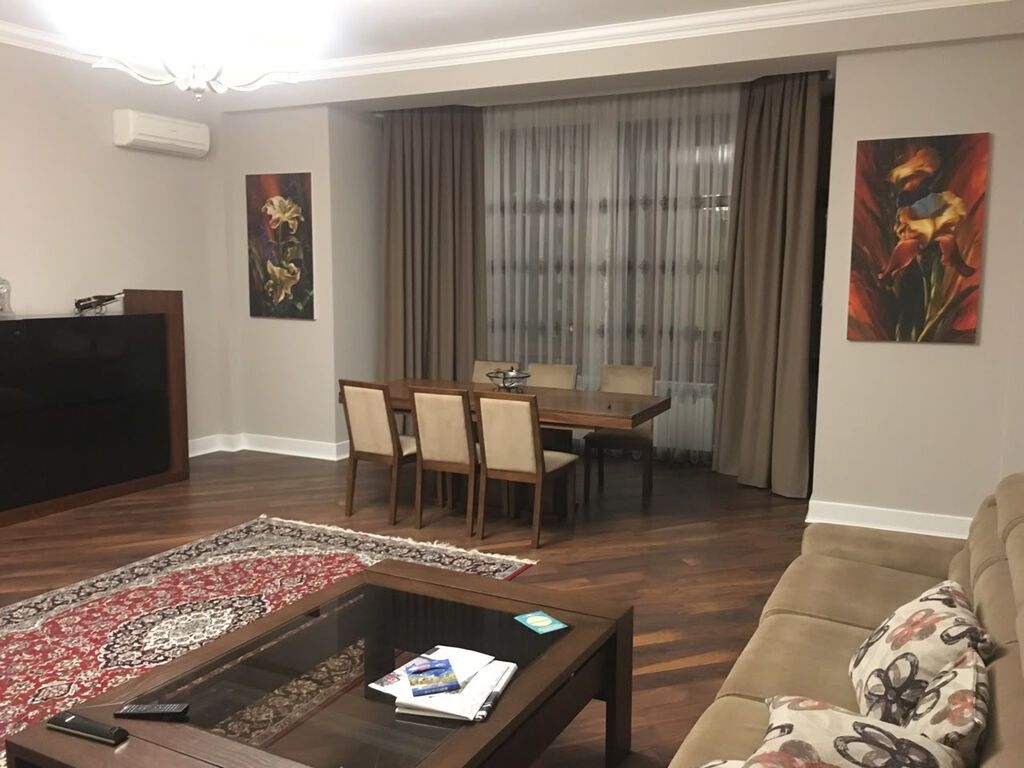 Şəhərin mərkəzində 3 otaqlı mənzil Mənzil 162 kv.m sahəyə malikdir