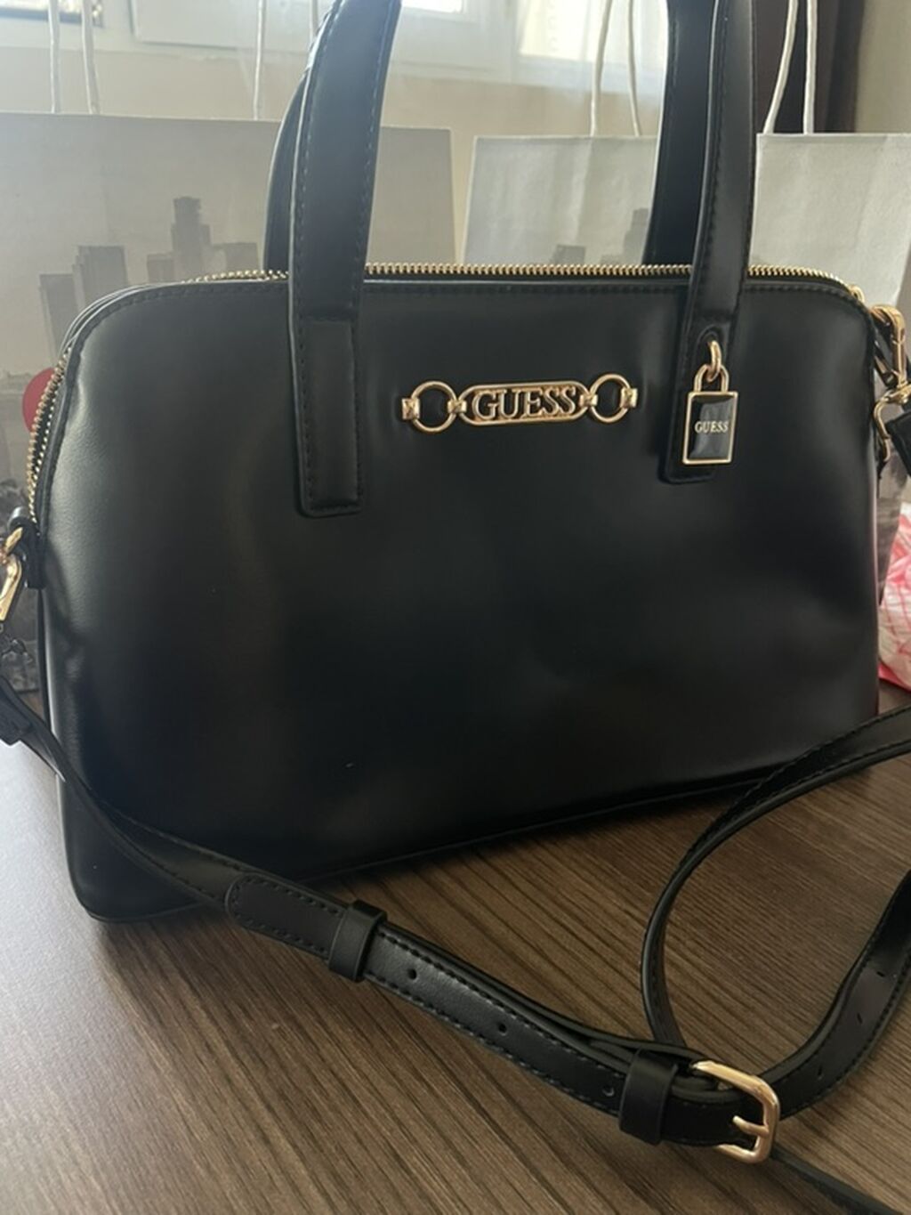 GUESS qadın çantası – klassik qara rəngdə, qızılı detallarla - Model