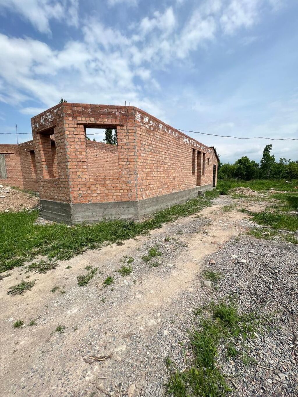 Продаю не достроенный домразмеры 11×15 фундамент, стены, колоны: фото 1