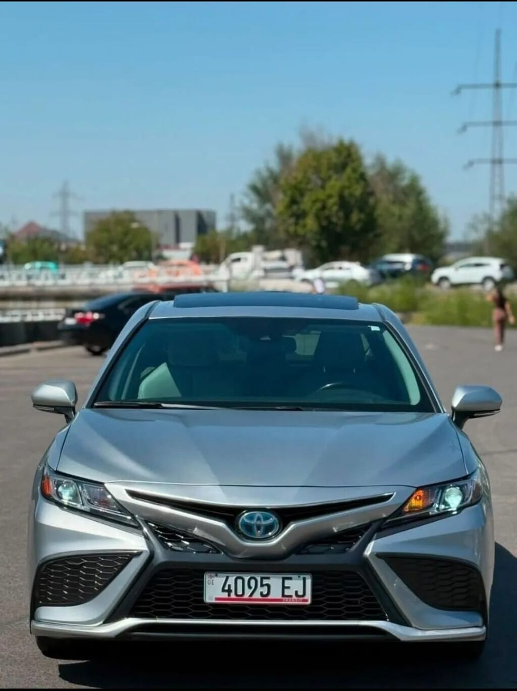 Toyota Camry: 2020 г., Гибрид, Седан: фото 1