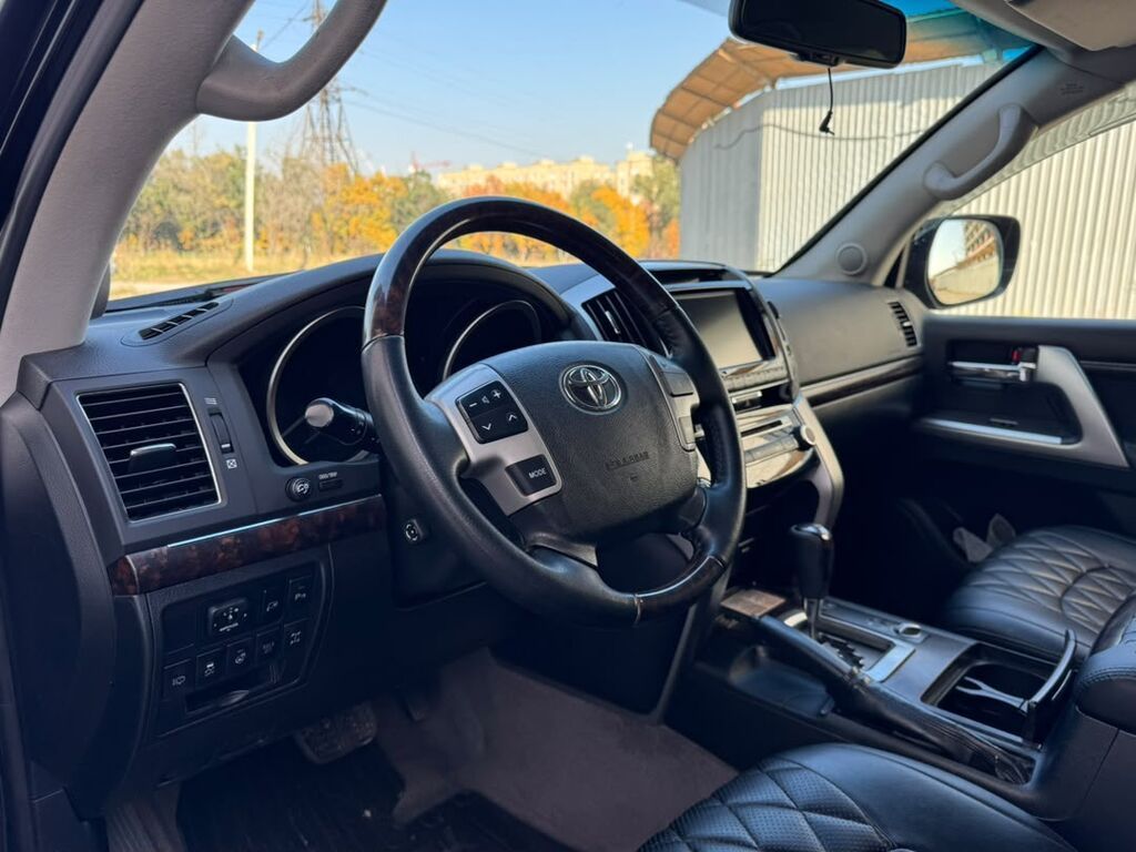 Toyota Land Cruiser: 2013 г., 4.6 л, Автомат, Газ, Внедорожник: фото 7