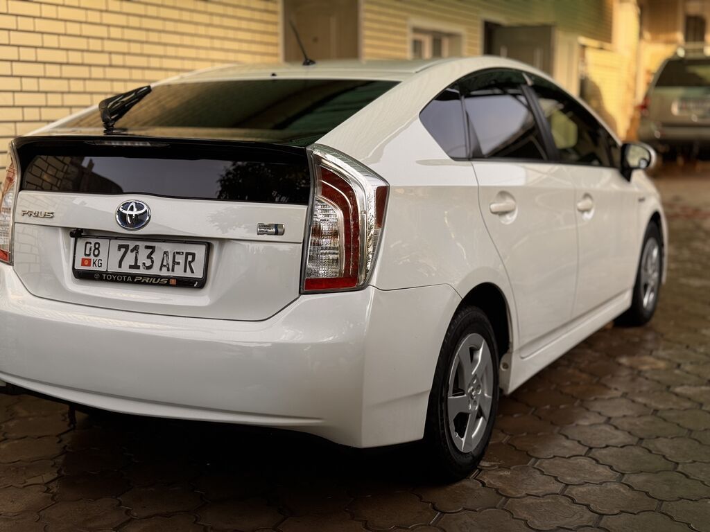 Toyota Prius: 2012 г., 1.8 л, Гибрид, Седан: фото 3