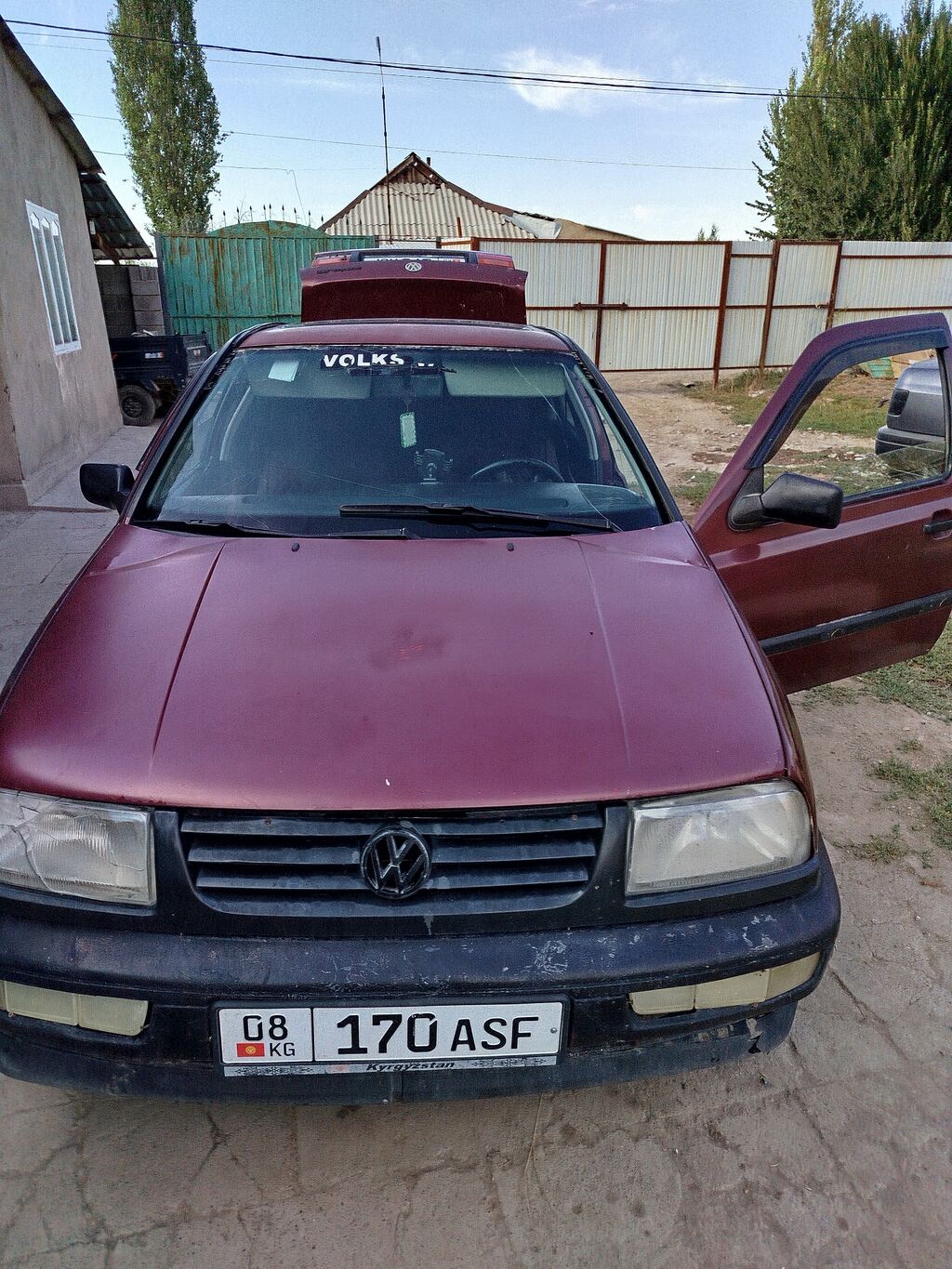 Volkswagen Vento: 1993 г., 1.8 л, Механика, Бензин, Седан: фото 2