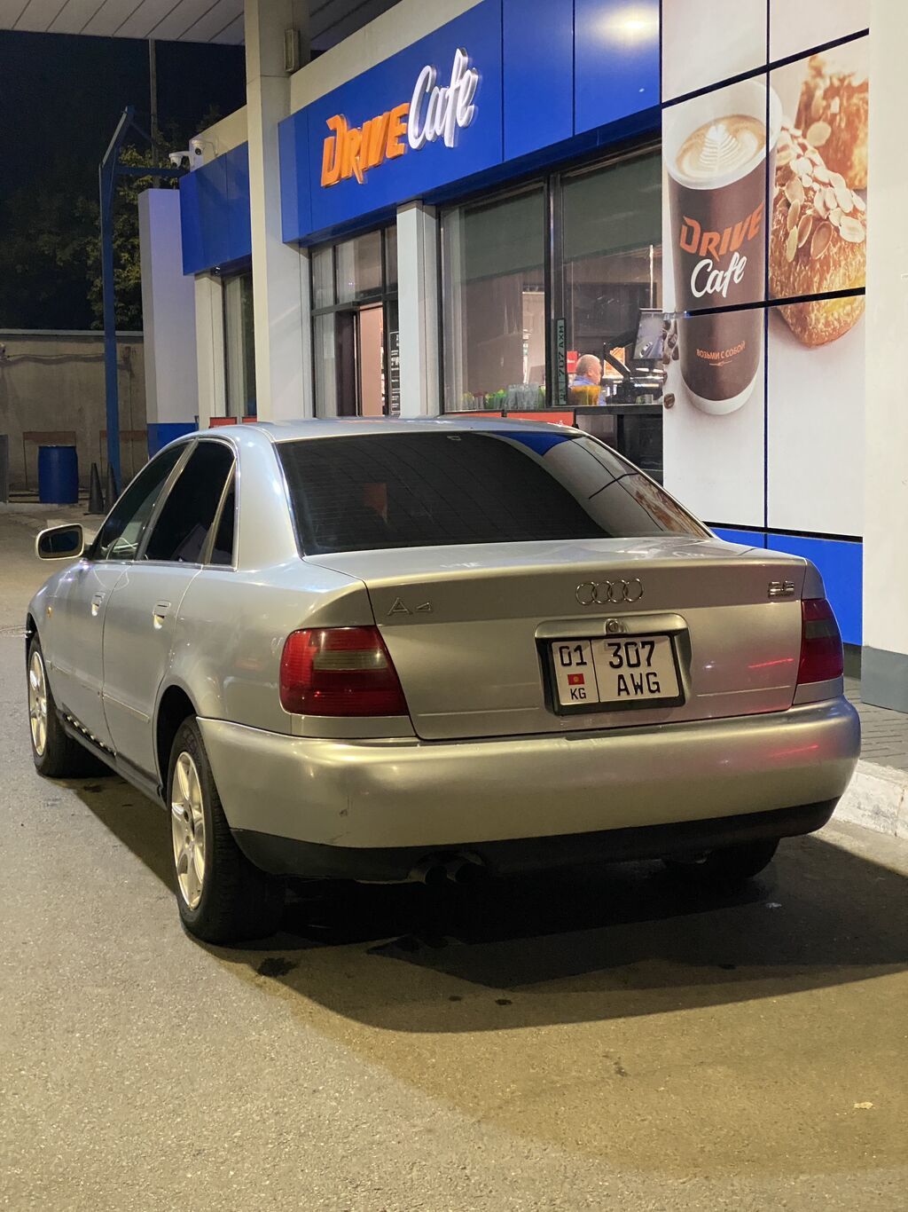 Audi A4: 1998 г., 2.8 л, Механика, Бензин, Седан: фото 3
