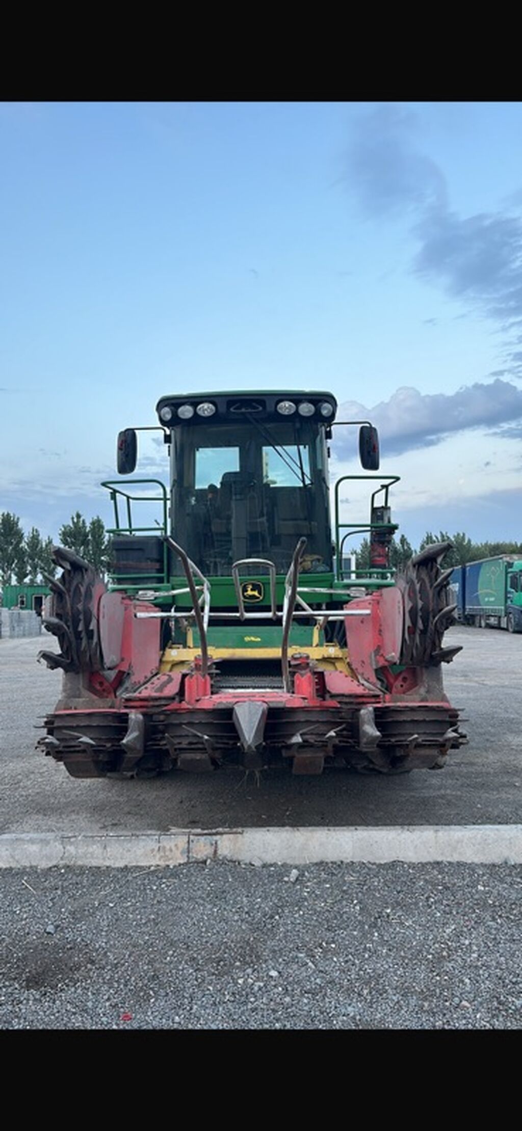 Самоходный кормоуборочный комбайн John Deere с кукурузной жаткой: фото 2