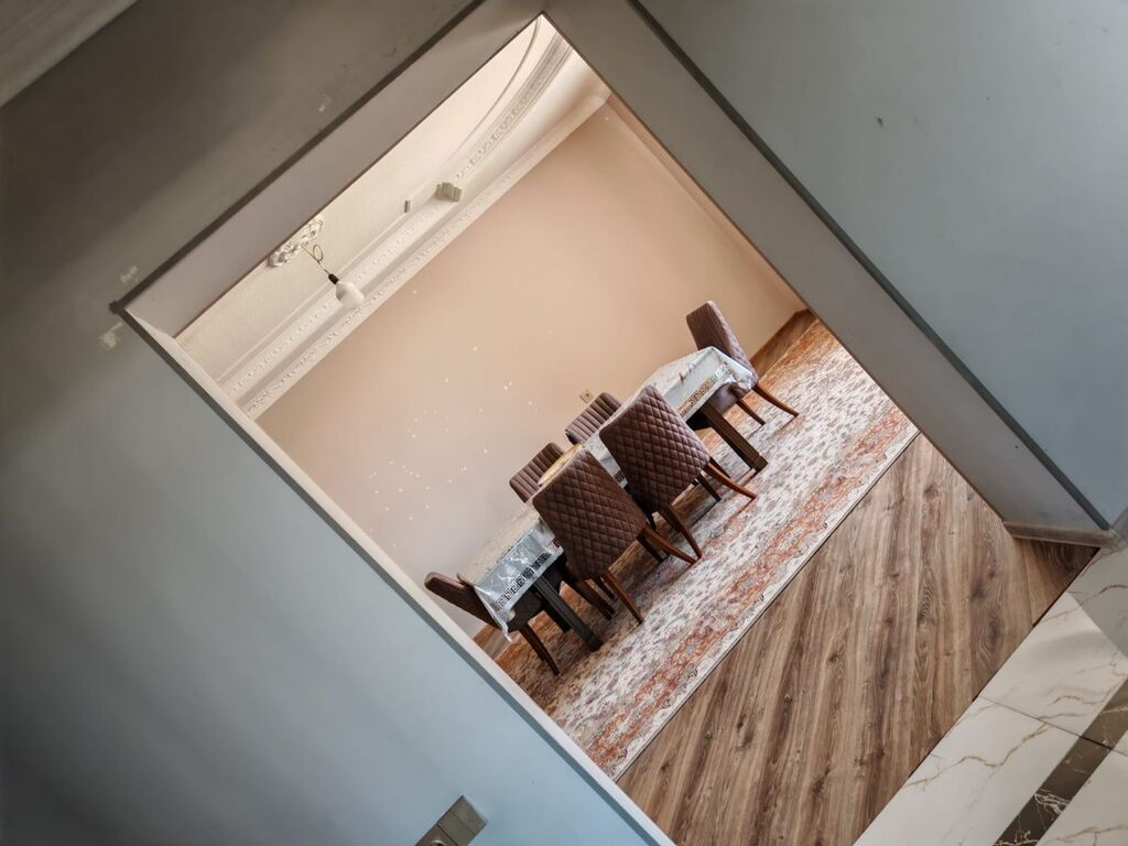 5 otaqlı, 273 kv. m, Yeni təmirli
