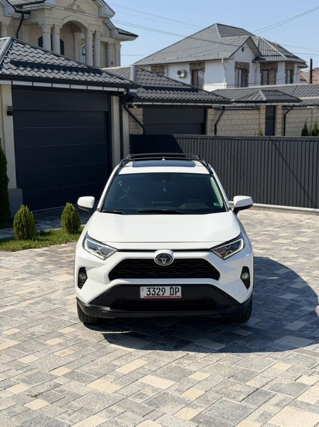 Toyota RAV4: 2021 г., 2.5 л, Вариатор, Гибрид, Кроссовер: фото 1