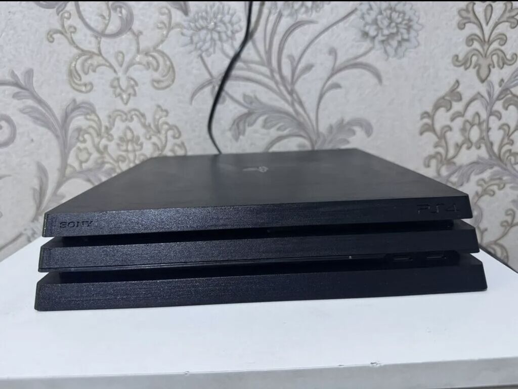 PlayStation 4 Pro (PS4 Pro), черный С двумя джойстиками: фото 1