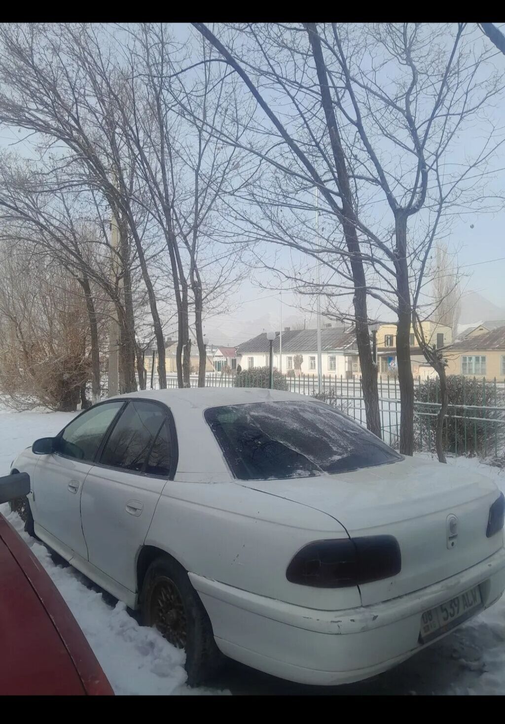 Белый седан Opel Omega B (дорестайлинг), правый руль отсутствует: фото 5
