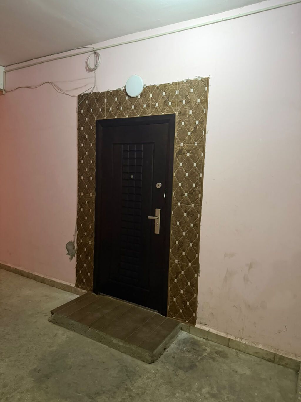 Ofis haqqi 30 faiz. təcili olaraq Yeniyasamalda Rahatmarketin üstündə