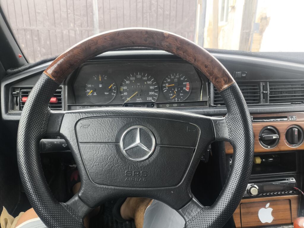 Mercedes-Benz 190: 1993 г., 2 л, Механика, Бензин, Седан: фото 1